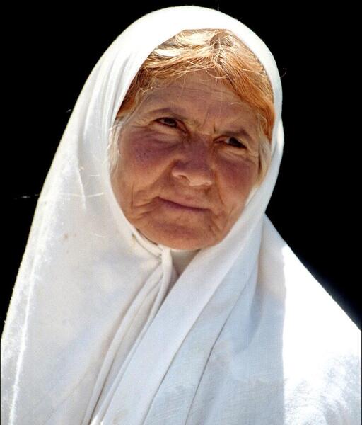 عکس پرتره زن روستایی