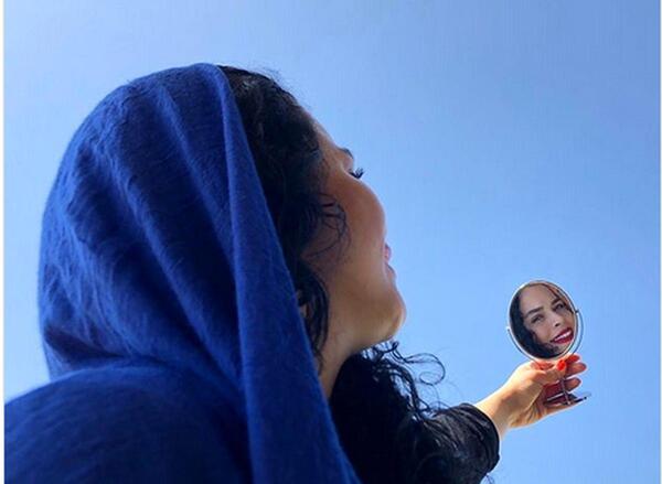 ژست عکس دخترانه در آینه