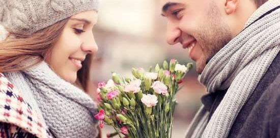 عکس عاشقانه گل دادن