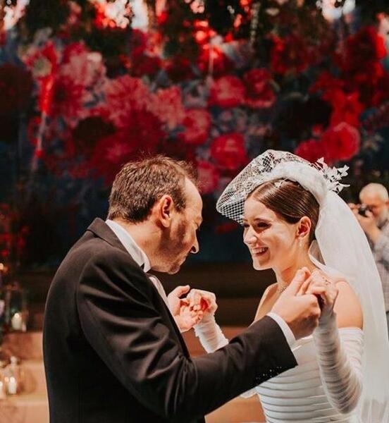 عکسهای هازال کایا و خواهرش