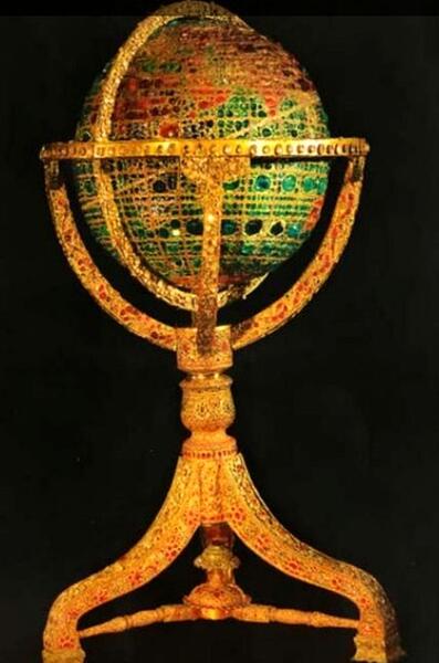 عکس کره زمین طلایی