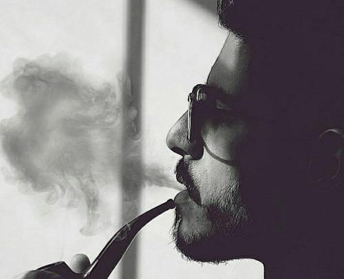 عکس مرد سیگار به دست