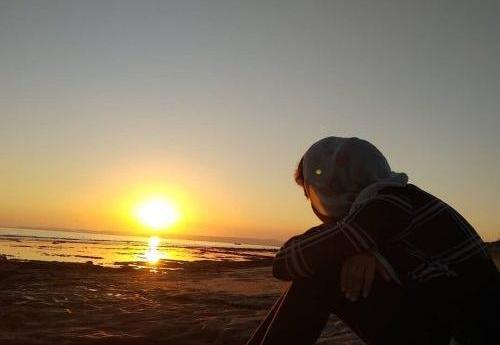 عکس دختر غمگین لب دریا