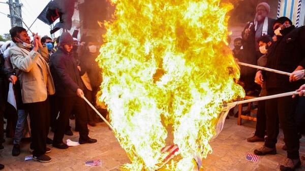 عکس آتش زدن پرچم آمریکا و اسرائیل