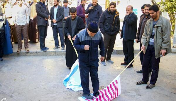 عکس آتش زدن پرچم آمریکا و اسرائیل