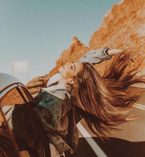 ژست عکس دخترانه با موهای بلند