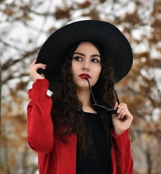 ژست عکس دخترانه با موهای بلند