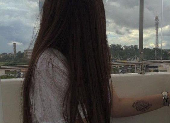 ژست عکس دخترانه با موهای بلند