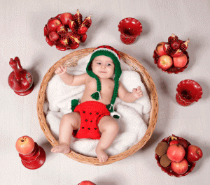 ژست عکس یلدایی نوزاد