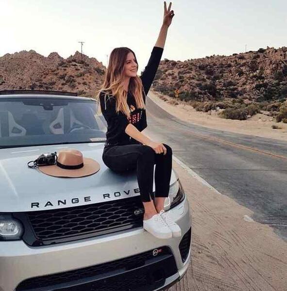 ژست عکس دخترانه با ماشین