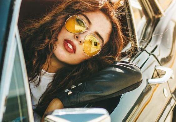 ژست عکس دخترانه با ماشین
