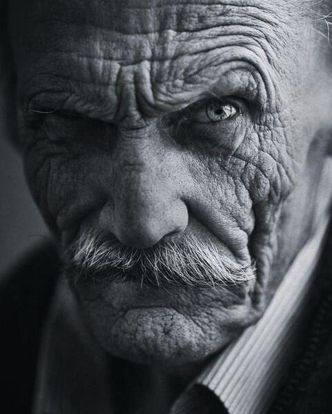 عکس پرتره زمینه مشکی