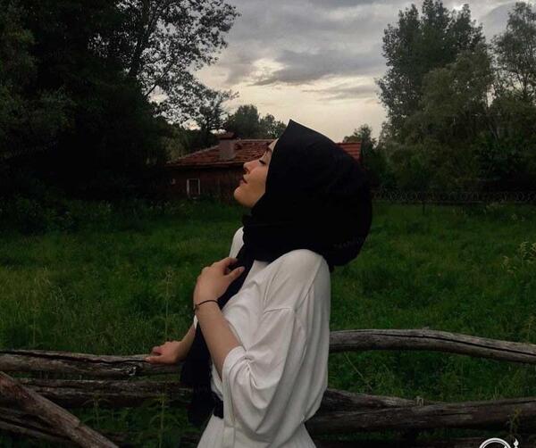 ژست عکس پاییزی دخترانه با چادر