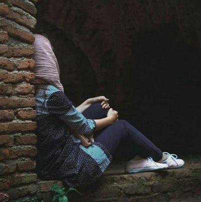 عکس دختر غمگین زانو بغل کرده