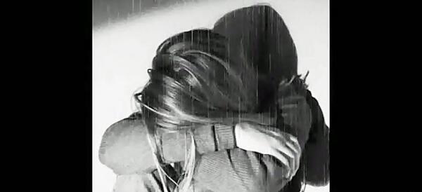 عکس دختر غمگین زانو بغل کرده