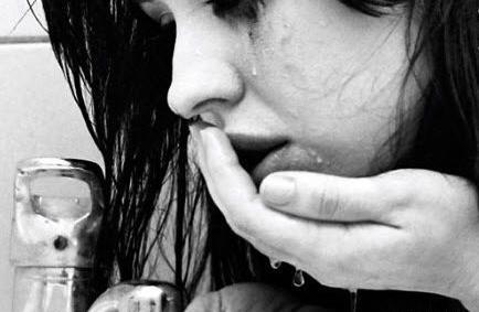 عکس دختر غمگین زانو بغل کرده