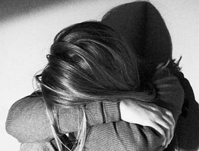 عکس دختر غمگین زانو بغل کرده