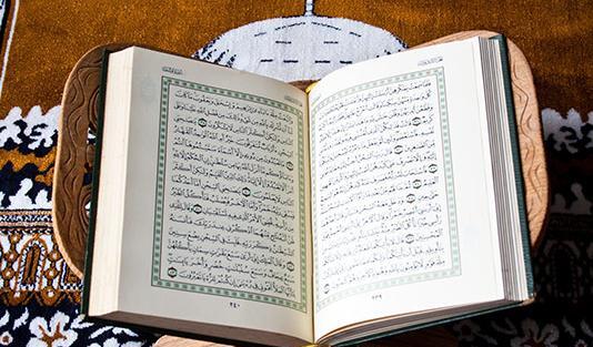 عکس قرآن روی رحل