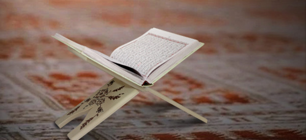 عکس قرآن روی رحل