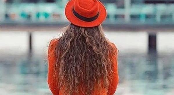 عکس دختر زیبا با کلاه قرمز