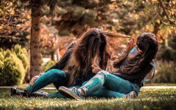 عکس ایده ژست عکاسی دوستانه