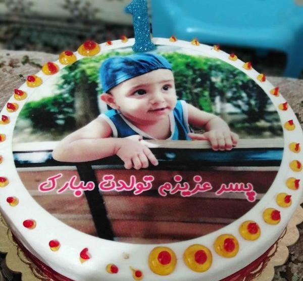 عکس کودک روی کیک تولد