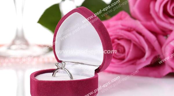 عکس حلقه نامزدی در جعبه
