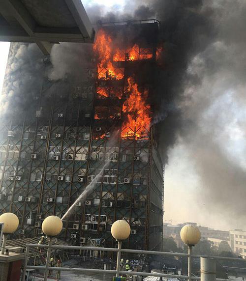عکس آتش گرفتن ساختمان پلاسکو