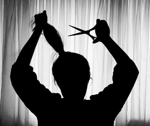 عکس دختر غمگین با موی کوتاه