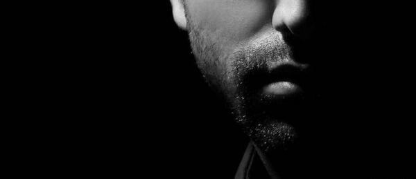 ژست عکس سیاه و سفید