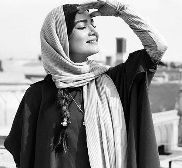 ژست عکس سیاه و سفید