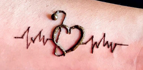 عکس ضربان قلب روی دست با خودکار