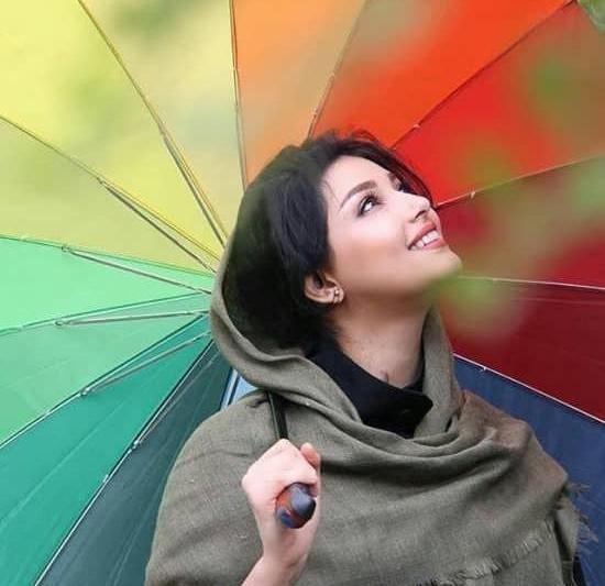 ژست عکس دخترانه شاد