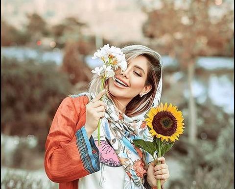 ژست عکس دخترانه شاد