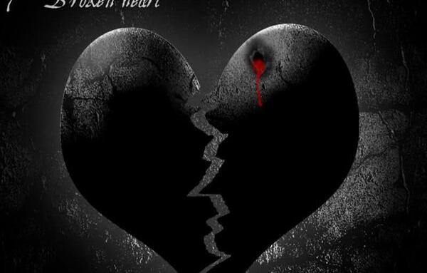 عکس قلب شکسته با زمینه مشکی