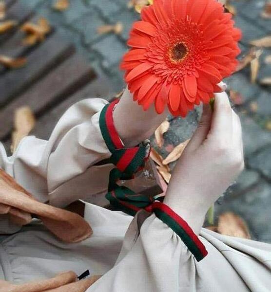 عکس پروفایل دخترونه گل در دست