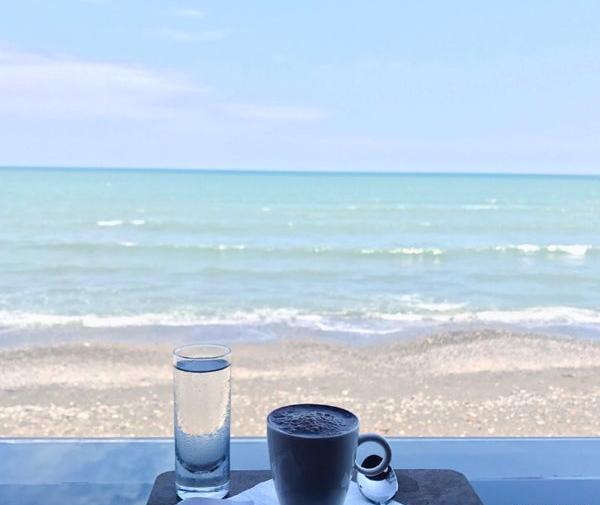 عکس قهوه کنار دریا