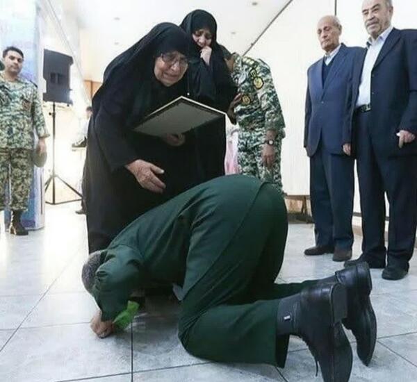 عکس حاج قاسم با دختر بد حجاب