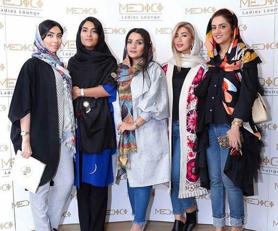 ژست عکس گروهی دخترانه