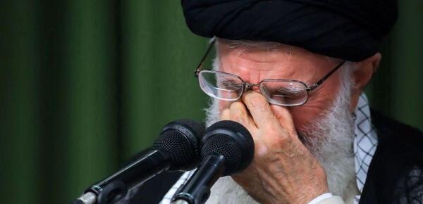 عکس گریه رهبر برای سردار سلیمانی