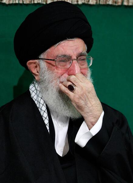 عکس گریه رهبر برای سردار سلیمانی