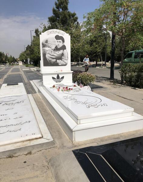عکس قبر جوان