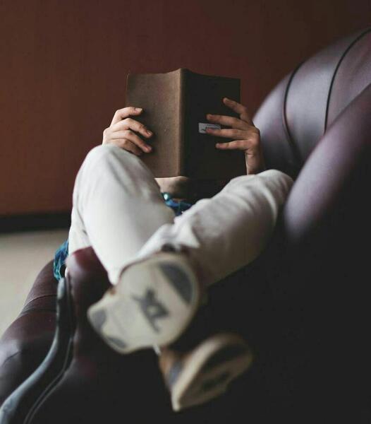 عکس کتاب خواندن برای پروفایل