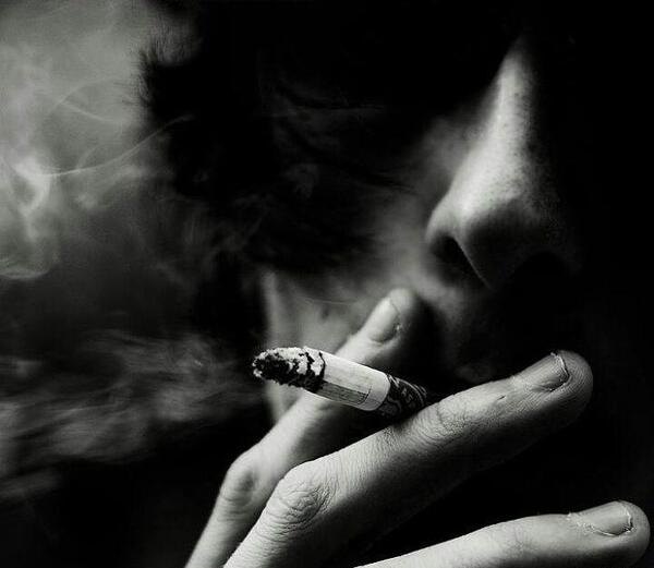 عکس مرد تنها با سیگار