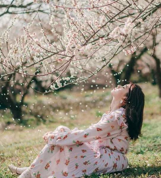 ژست عکس بهاری دخترانه