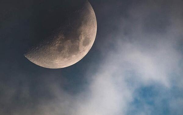 عکس ماه نیمه کامل