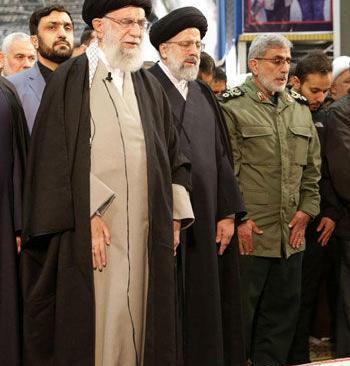 عکس گریه رهبری
