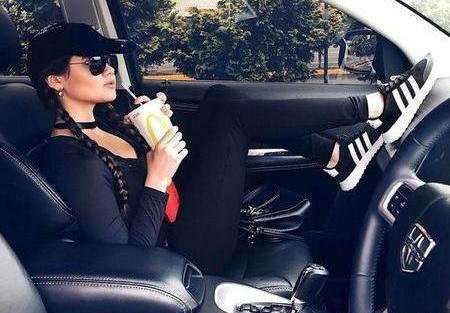 عکس پسر لاکچری با ماشین
