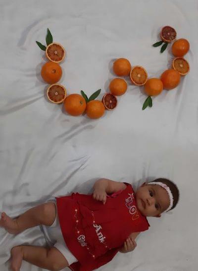 عکس ایده ماهگرد نوزاد با میوه