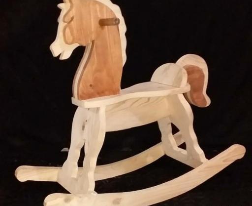 عکس اسب چوبی